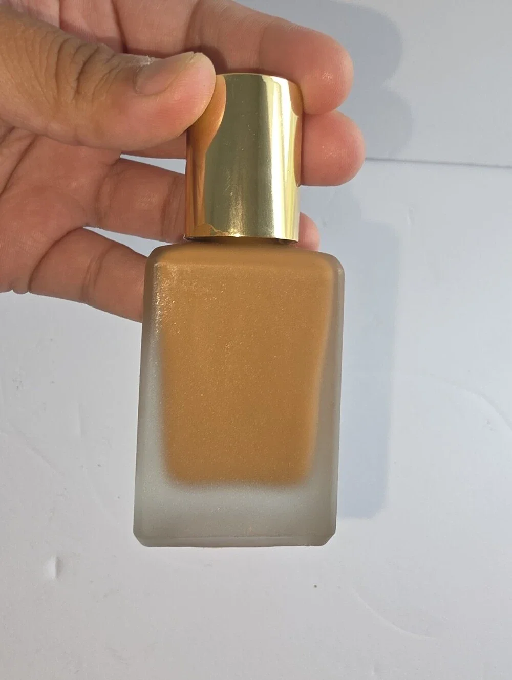 Estée Lauder Double Wear Stay-in-Place Makeup foundation in the shade 6W1 Sandal